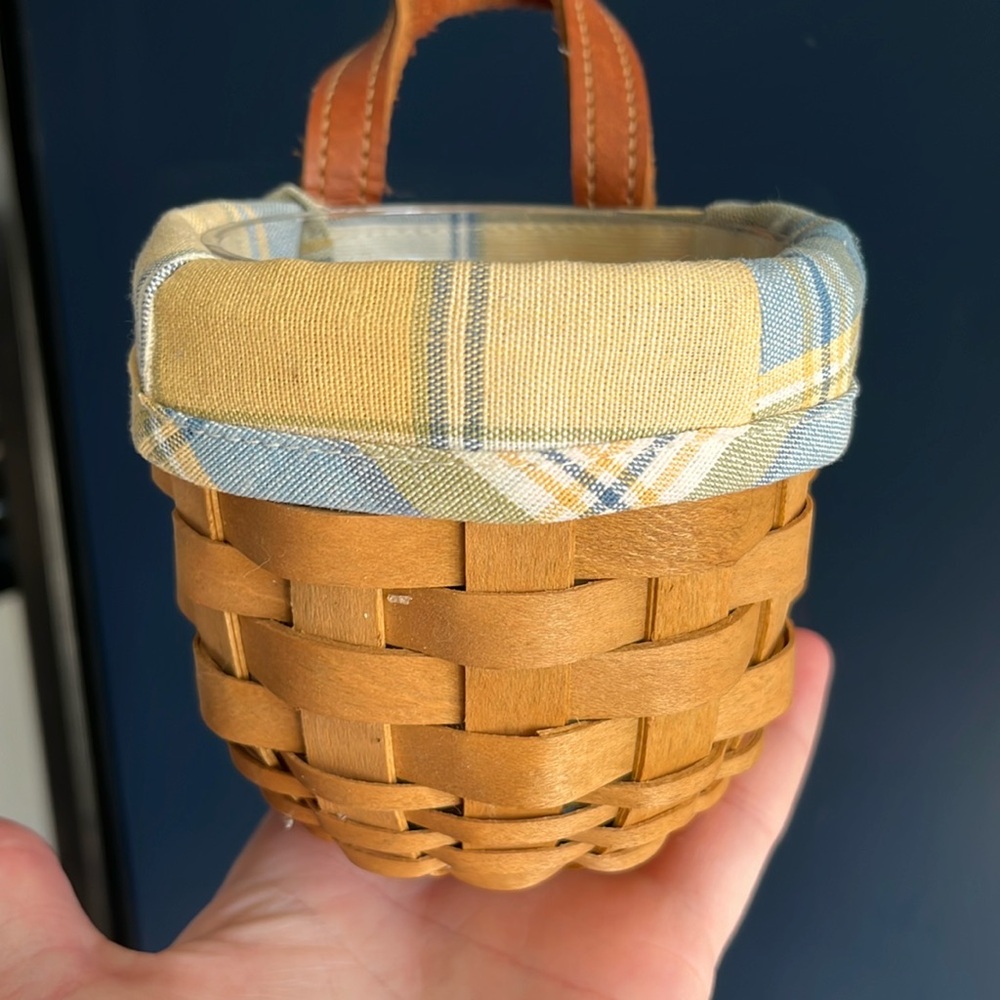 2008 Gatehouse Longaberger small basket